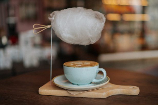 Kawa Sky Latte z The White Bear Coffee. Zdjęcie: materiały prasowe.