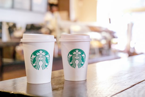 Kawy na wynos w sieci Starbucks. Zdjęcie: Shutterstock.com. 