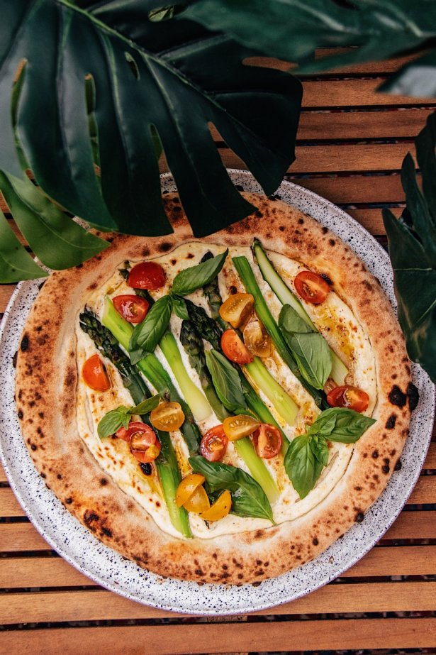 Pizza bianca ze szparagami. Zdjęcie: materiały prasowe.