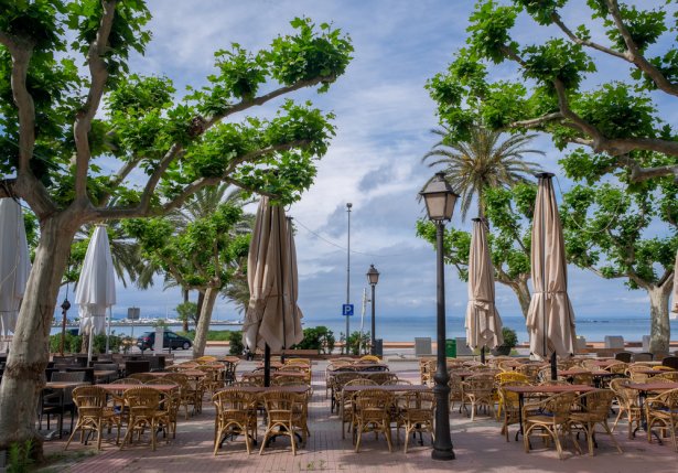 Pusty restauracyjny taras w jednym z śródziemnomorskich kurortów. Zdjęcie: Shutterstock.com.