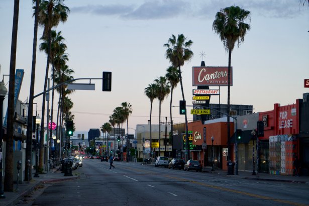 Opustoszała Fairfax Avenue przed legendarnym Canter's Deli w Los Angeles. Zdjecie: Shutterstcok.com. 